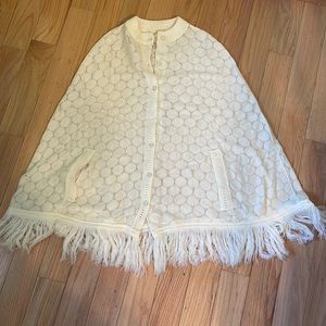 Beautiful winter white vintage poncho perfect condition a generous size small